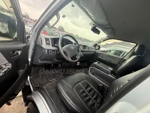 Toyota HiAce 2014 Silver
