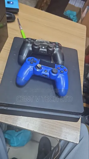 Playstations 4 Slim, 2 Pads