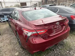 Toyota Camry XLE FWD (2.5L 4cyl 8AM) 2018 Red