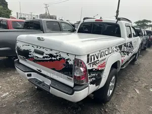 Toyota Tacoma V6 4dr Access Cab 4WD 6.1 ft. SB (4.0L 6cyl 5A) 2015