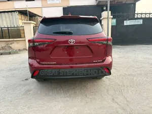 Toyota Highlander XLE 2022 Red