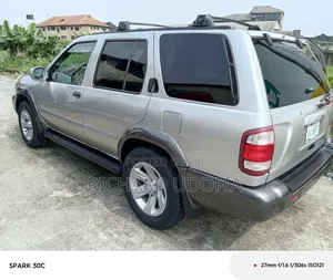 Nissan Pathfinder 2004 Silver