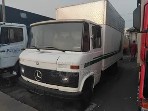 Mercedes Benz 608 Truck 14fit Length Container 2005 White