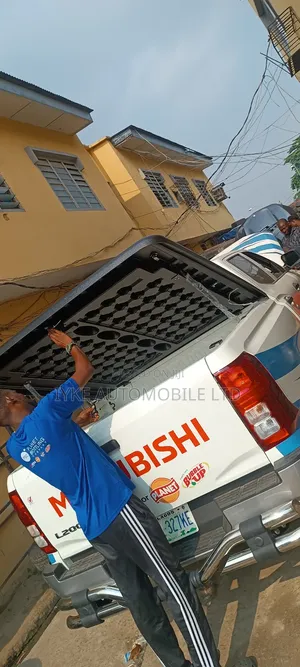 Mitsubishi L200 Boot Cover Shock Type