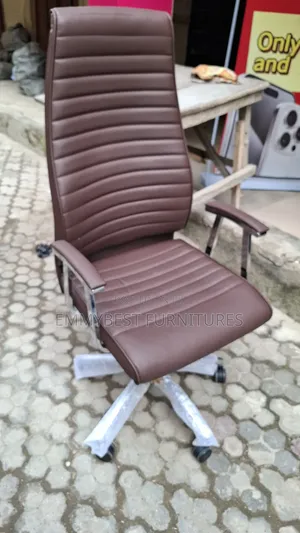 Executive Swivel Leather Office Chair.