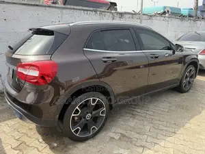 Mercedes-Benz GLA 250 2018 Brown
