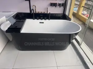 Free Standing Black and White Bathtub With Rack