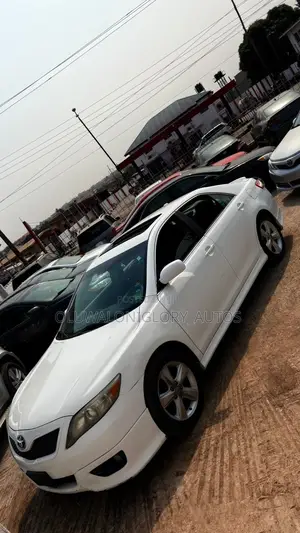 Toyota Camry SE 4dr Sedan (2.5L 4cyl 6A) 2011 White
