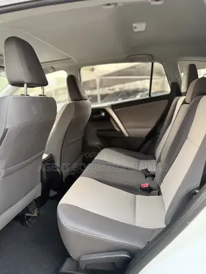 Toyota RAV4 XLE 4dr SUV (2.5L 4cyl 6A) 2015 White