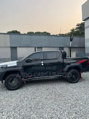 New Toyota Hilux 2025 Gray
