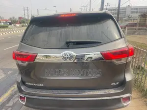 Toyota Highlander XLE 4x2 V6 (3.5L 6cyl 8A) 2018 Gray
