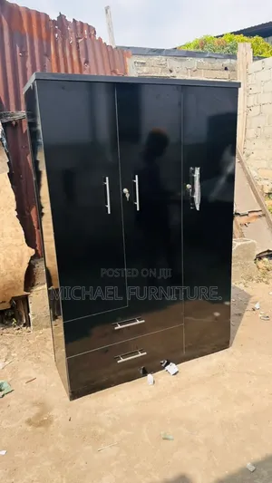 Tastefully Built 4 by 6 Wardrobe With Fine Finish