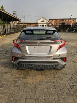 Toyota C-HR XLE FWD 2019 Gold