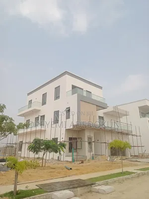 Modern Design 5 Bedroom Duplex With a Bq Swimming Pool