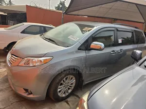 Toyota Sienna XLE AWD 7-Passenger 2013 Blue