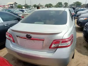 Toyota Camry XLE 4dr Sedan (2.5L 4cyl 6AM) 2010 Silver