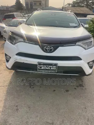 Toyota RAV4 XLE FWD (2.5L 4cyl 6A) 2017 White