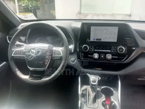 Toyota Highlander XLE AWD 2023 Burgundy