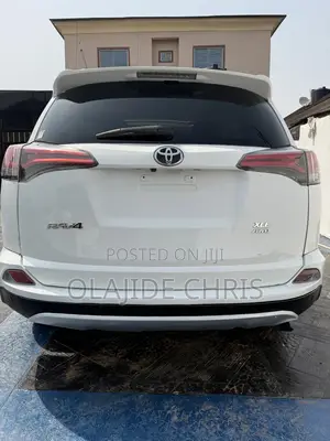 Toyota RAV4 SE AWD (2.5L 4cyl 6A) 2016 White