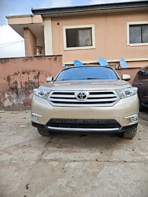 Toyota Highlander SE 2012 Gold