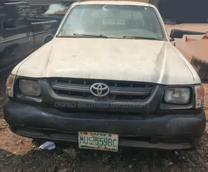 Toyota Hilux 2003 White