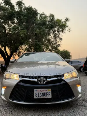 Toyota Camry XLE 4dr Sedan (3.5L 6cyl 6A) 2015 Gold
