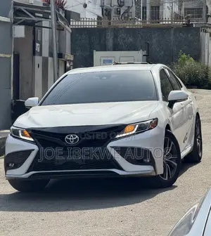 Toyota Camry XLE V6 2022 White