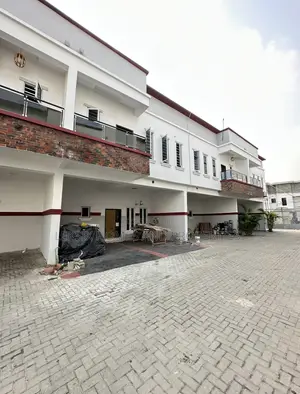 4bdrm Townhouse/Terrace in A Well Secured, Lekki Phase 2 for sale
