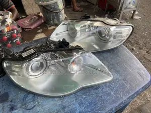 Headlights Volkswagen Touareg 2008