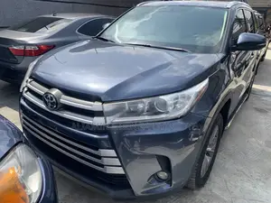 Toyota Highlander XLE 4dr SUV AWD (3.5L 6cyl 6A) 2014 Gray