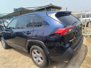 Toyota RAV4 2021 Blue