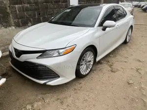 Toyota Camry XLE V6 (3.5L V6 8A) 2019 White