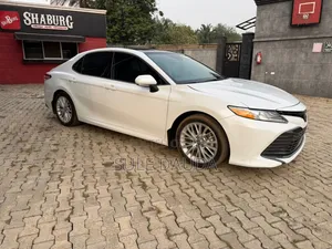 Toyota Camry XLE (2.5L 4cyl 8A) 2019 White