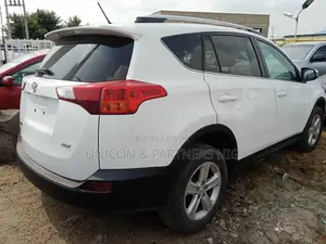 Toyota RAV4 XLE 4dr SUV AWD (2.5L 4cyl 6A) 2014 White
