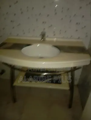 8bdrm Bungalow in Estate, Life Camp for rent