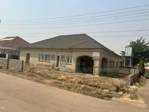 5bdrm Bungalow in Estate Opposite, Dakwo District for sale