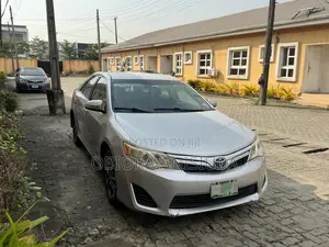 Toyota Camry LE 4dr Sedan w/Prod. End 11/13 (2.5L 4cyl 6A) 2014 Silver