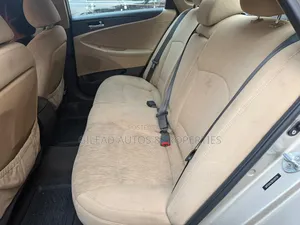 Hyundai Sonata GLS Sedan FWD (2.4L 4cyl 6M) 2012 Gold