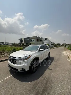 Toyota Highlander XLE 4x4 V6 (3.5L 6cyl 8A) 2017 White