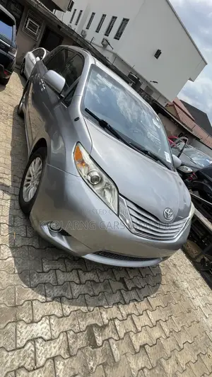 Toyota Sienna XLE AWD 7-Passenger 2013 Blue