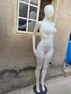Faceless Female Maniquim