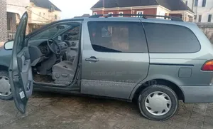 Toyota Sienna LE & 1 hatch 2000 Green