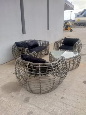 Top Quality 4 Seaters Outdoor Rattan Set With Glass Top Center Table