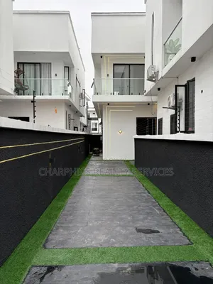 4bdrm Duplex in Chevron for sale