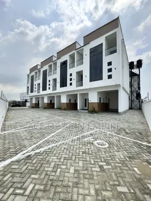 4bdrm Duplex in Chevron for sale