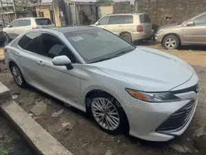 Toyota Camry XLE FWD (2.5L 4cyl 8AM) 2018 Off white