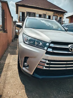 Toyota Highlander XLE 4dr SUV AWD (3.5L 6cyl 6A) 2015 Gold