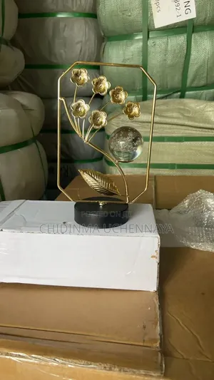 Metal Leaf Shaped Crystal Ball for Living Room