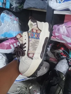 High Quality Multicolour Unisex Stock Sneakers