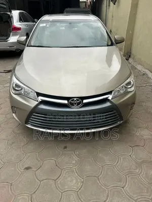 Toyota Camry XLE 4dr Sedan (3.5L 6cyl 6A) 2015 Gold